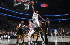 洛杉矶快船NBA战胜金州勇士莱昂纳德中投命中的简单介绍